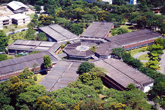 Fotografia: Vista aérea do prédio do Instituto Nacional de Controle de Qualidade em Saúde, no Campus Manguinhos