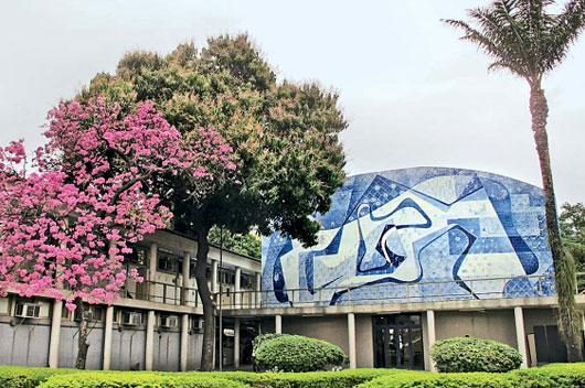 Fotografia: Fachada do Instituto Oswaldo Cruz, no Campus Manguinhos