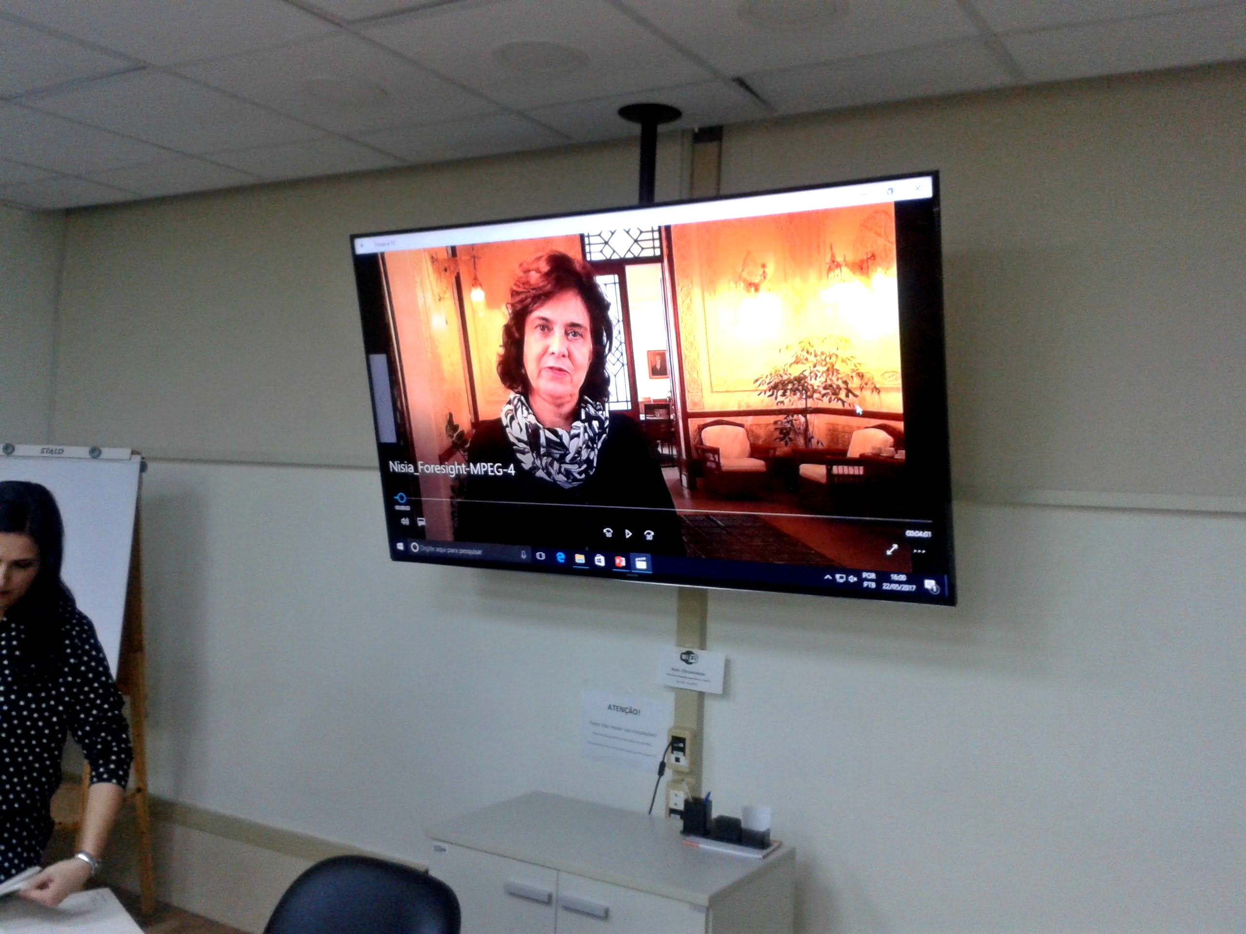 Nísia Trindade Lima, presidente da Fiocruz, em vídeo cumprimentando os participantes