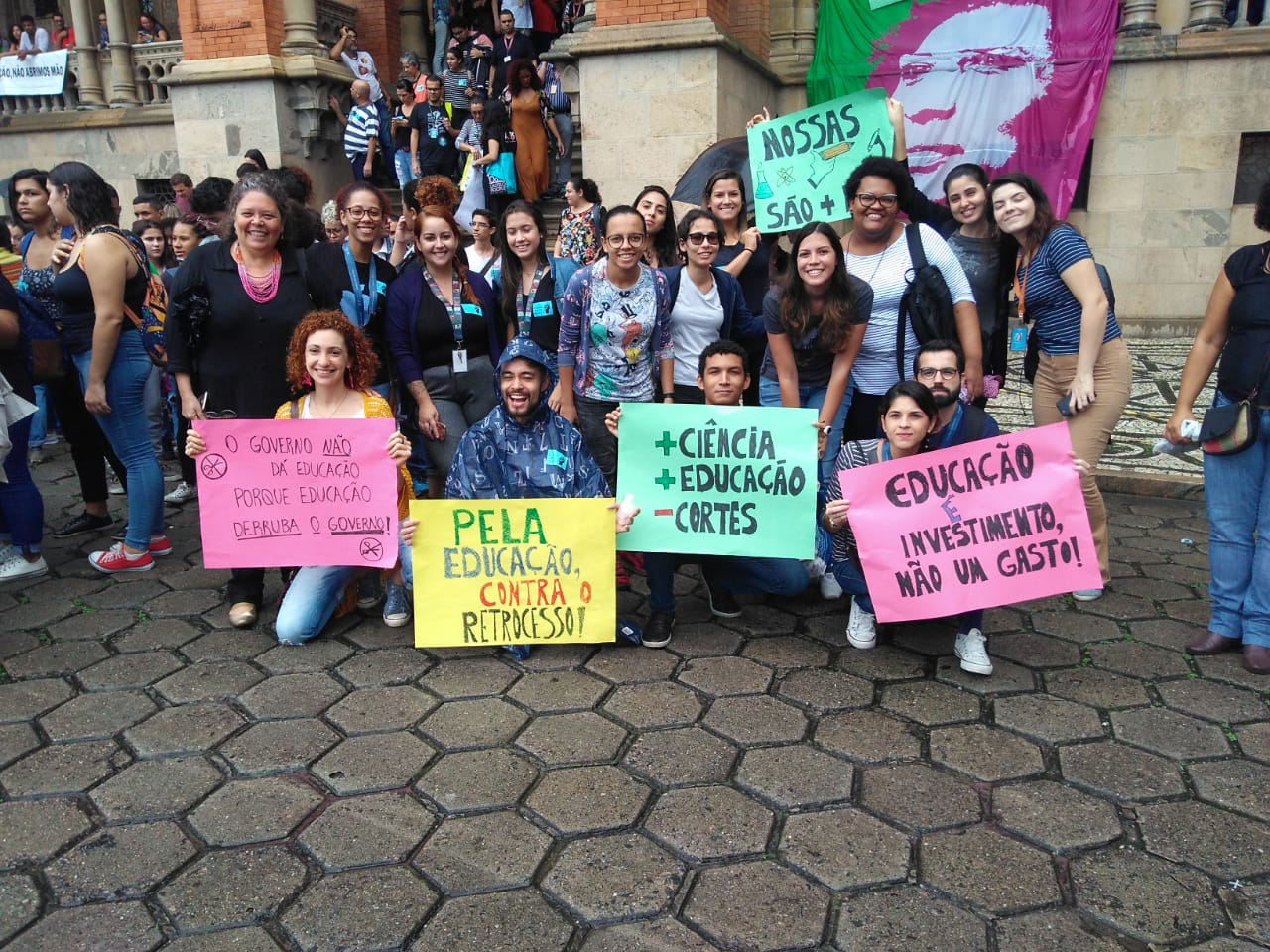 Estudantes e trabalhadores da Fiocruz se mobilizam em ato unificado pela educação