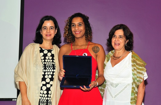 Presidente da Fiocruz, Nísia Trindade Lima homenageou a memória de Marielle Franco entregando uma placa à irmã da vereadora, Anielle Franco (foto: Peter Ilicciev)