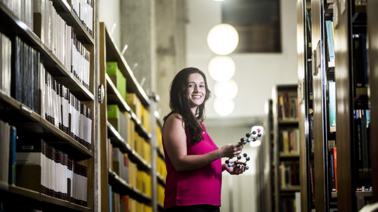 Ex-aluna do Programa de Vocação Científica da Fiocruz recebe prêmio internacional que incentiva mulheres cientistas
